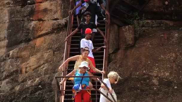Menschen steigen die Treppe hinunter, nachdem sie die Ruinen der antiken Felsenfestung Sigiria in Sigiriya, sri lanka besucht haben. — Stockvideo