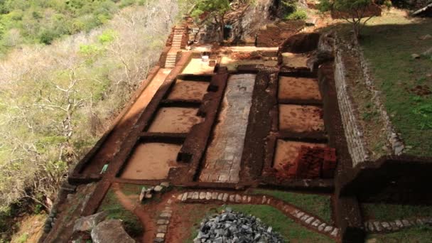 Visa till ruinerna av slottet på antika Sigiriya rock fästning i Sigiriya, Sri Lanka. — Stockvideo