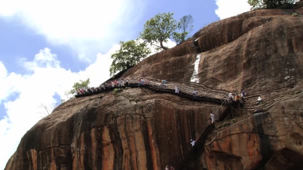 人在楼梯旁边下降后前往古代 Sigiria 岩石堡垒在斯里兰卡锡吉里亚的废墟. — 图库视频影像