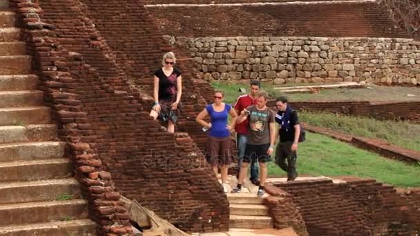 Людей відвідати руїни стародавньої фортеці рок Sigiriya напрямку Sigiriya, Шрі-Ланка. — стокове відео