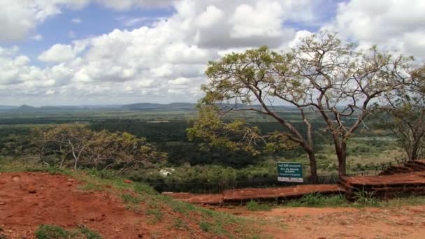 Visa till djungeln från Sigiriya rock fästning i Sigiriya, Sri Lanka. — Stockvideo