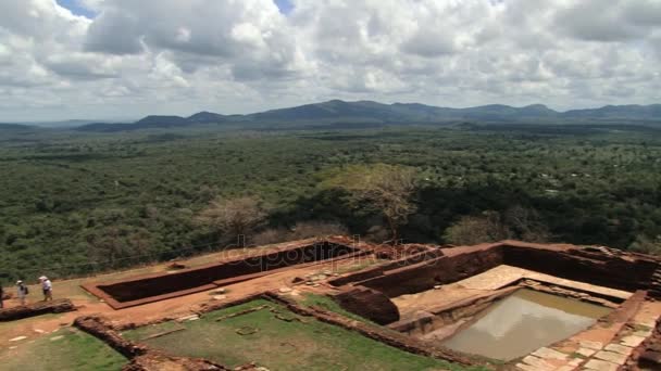 As pessoas visitam ruínas da antiga fortaleza rochosa Sigiriya em Sigiriya, Sri Lanka . — Vídeo de Stock