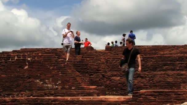 Människor besöka ruinerna av den antika Sigiriya rock fästningen i Sigiriya, Sri Lanka. — Stockvideo