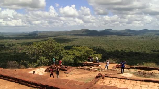 Människor besöka ruinerna av den antika Sigiriya rock fästningen i Sigiriya, Sri Lanka. — Stockvideo