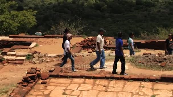 As pessoas visitam ruínas da antiga fortaleza rochosa Sigiriya em Sigiriya, Sri Lanka . — Vídeo de Stock