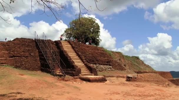 Orang mengunjungi reruntuhan benteng batu Sigiriya kuno di Sigiriya, Sri Lanka . — Stok Video