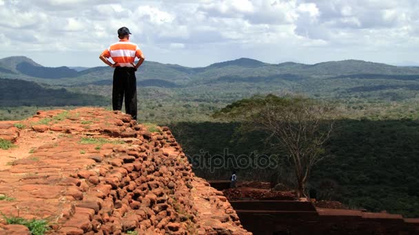 Muž navštíví ruiny starověké skalní pevnost Sigiriya v Sigiriya, Srí Lanka. — Stock video