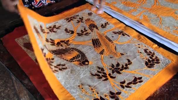Kvinna visar mönster av batik verk i batik fabriken i Kandy, Sri Lanka. — Stockvideo