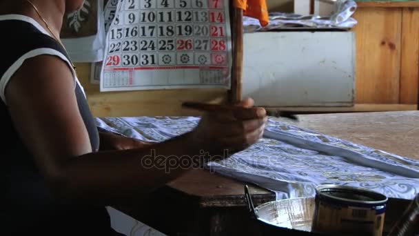 Frau arbeitet mit Batiktextilien in der Fabrik in kandy, sri lanka. — Stockvideo