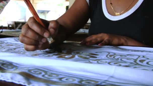 Frau arbeitet mit Batiktextilien in der Fabrik in kandy, sri lanka. — Stockvideo