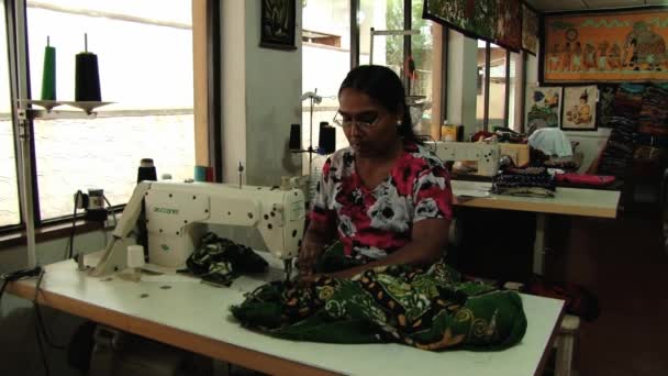 Frau arbeitet in der Nähwerkstatt in kandy, sri lanka. — Stockvideo