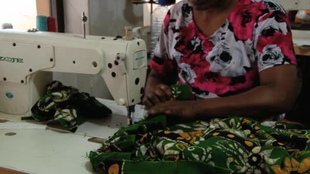 Mujer trabaja en el taller de costura en Kandy, Sri Lanka . — Vídeo de stock