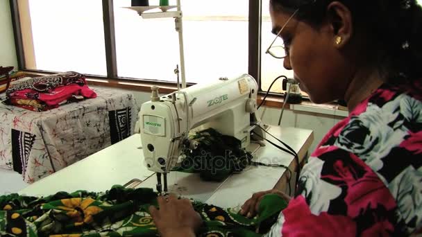 Frau arbeitet in der Nähwerkstatt in kandy, sri lanka. — Stockvideo