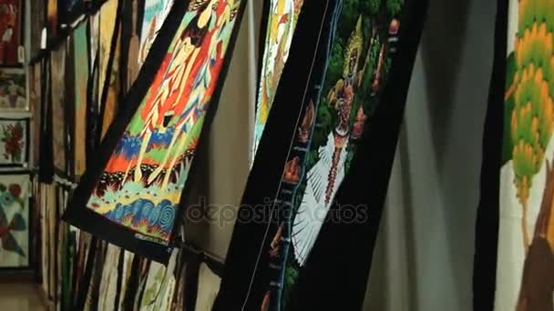 Nézd, hogy a hagyományos batikolt textil-on egy bolt, Sri Lanka, Kandy. — Stock videók