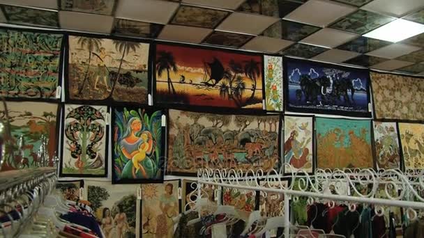 Visa att den traditionella batik textilen på en butik i Kandy, Sri Lanka. — Stockvideo