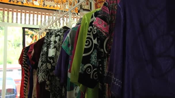 Visa i sortimentet av traditionella batik textilen på en butik i Kandy, Sri Lanka. — Stockvideo