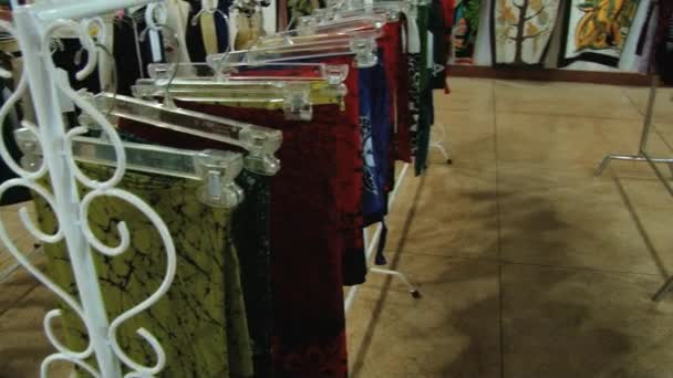 Переглянути традиційні батік текстилю в магазині в Канді, Шрі-Ланка. — стокове відео