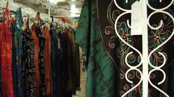 스리랑카 캔디가 게에서 전통 바 틱 직물의 구색을 보기. — 비디오