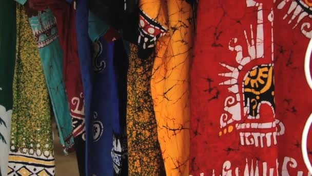 Visa i sortimentet av traditionella batik textilen på en butik i Kandy, Sri Lanka. — Stockvideo