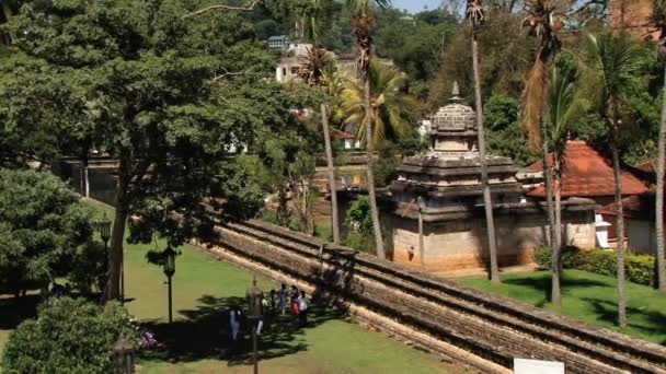 La gente cammina lungo il territorio del Tempio dei Denti (Dalada Maligava) a Kandy, Sri Lanka . — Video Stock