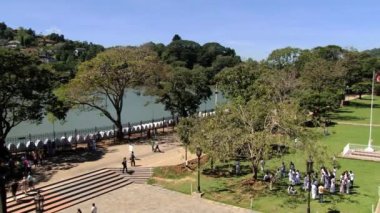 Tapınak diş (Dalada Maligava) Kandy, Sri Lanka bölgeye göre insanlar yürümek. 