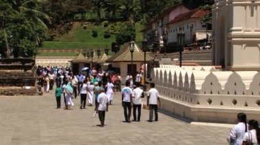 Tapınak diş (Dalada Maligava) Kandy, Sri Lanka bölgeye göre insanlar yürümek