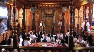 İnsanlar bebekler ile Tapınak, diş (Dalada Maligava) Kandy, Sri Lanka bir araya