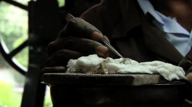 Adam bir safir mücevher Atölyesi Kandy, Sri Lanka ringde üretir.