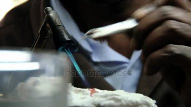 Adam bir safir mücevher Atölyesi Kandy, Sri Lanka ringde üretir.