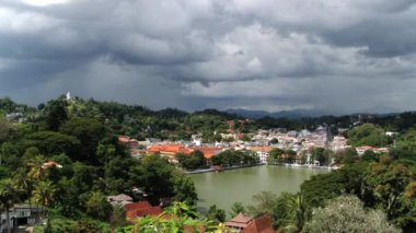 Alçak bulutlar Kandy, Sri Lanka ile şehrin tarihi bölümü görüntülemek.