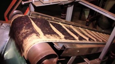 Ulaşım hattı plastik kutular Nuwara Eliya, Sri Lanka çay fabrikasında kırmızı çay getiriyor.