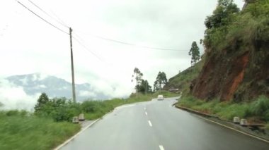 Kırsal yolun içinde Nuwara Eliya, Sri Lanka için hareket halindeki arabadan görüntüleyin.