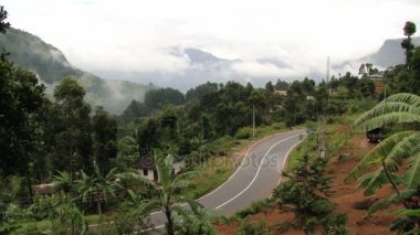 Nuwara Eliya, Sri Lanka, kırsal karayoluyla araba geçer.