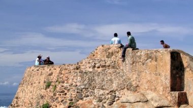 Kişi deniz Galle, Sri Lanka uçurumdan atlar.