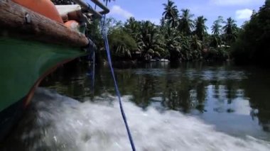 Turist tekne Sri Lanka Madu Ganga ırmak kenarına taşır. 