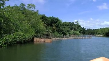 Hareketli tekne Sri Lanka üzerinden bir karides Çiftliği'nde Madu Ganga nehir için görüntüleyin.