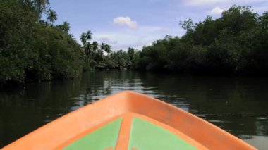 Turuncu turist tekne Sri Lanka Madu Ganga ırmak kenarına taşır. 