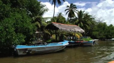Madu Ganga nehrin içinde Madu Ganga, Sri Lanka, tekne istasyonunda insanların çalışma.