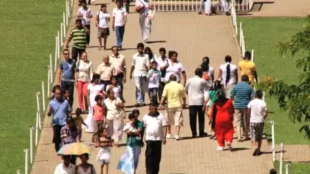 Tapınak diş (Dalada Maligava) Kandy, Sri Lanka bölgeye göre insanlar yürümek. — Stok video