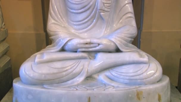 Außenseite der Buddha-Statue aus Marmor im Tempel der Zähne (dalada maligava) in kandy, sri lanka. — Stockvideo