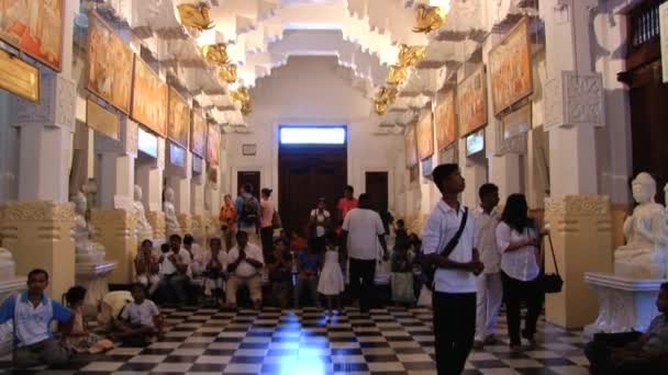 Folk besøker Tannsetemplet (Dalada Maligava) i Kandy, Sri Lanka – stockvideo