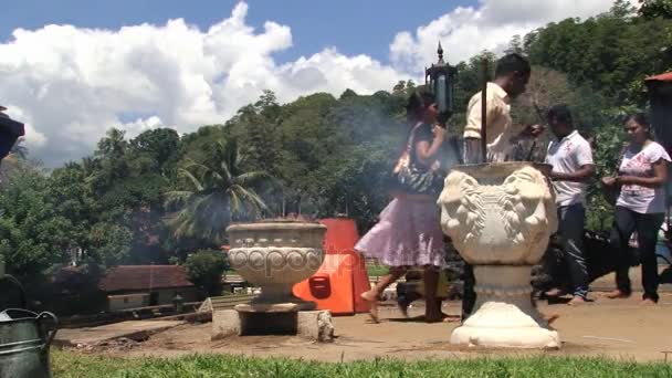 La gente brucia incenso al Tempio dei Denti (Dalada Maligava) a Kandy, Sri Lanka . — Video Stock