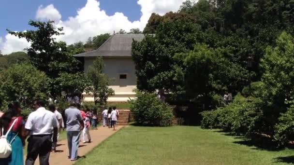 As pessoas caminham pelo território do Templo dos Dentes (Dalada Maligava) em Kandy, Sri Lanka — Vídeo de Stock