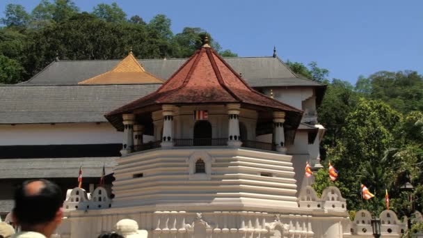 Extérieur du temple de la dent (Dalada Maligava) à Kandy, Sri Lanka. C'est l'un des monuments les plus célèbres du Sri Lanka contenant la relique de Bouddha . — Video