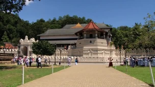 Mensen bezoeken tempel van de tand (Dalada Maligava) in Kandy, Sri Lanka — Stockvideo