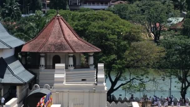 Vue sur le temple de la dent (Dalada Maligava) à Kandy, Sri Lanka. C'est l'un des monuments les plus célèbres du Sri Lanka contenant la relique de Bouddha . — Video