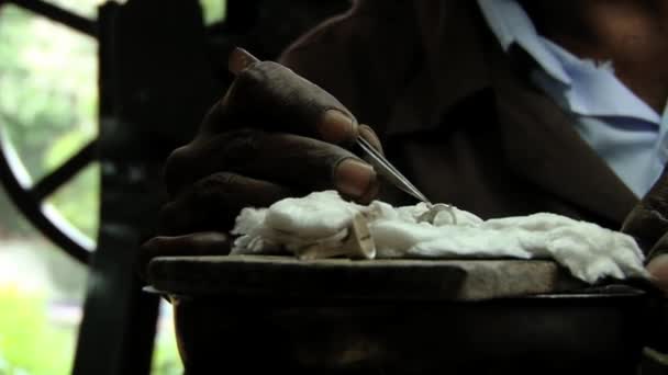 Uomo produce anello in un laboratorio di gioielli in zaffiro a Kandy, Sri Lanka . — Video Stock