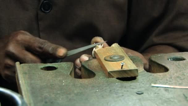 Hombre hace anillo en un taller de joyería de zafiro en Kandy, Sri Lanka . — Vídeos de Stock