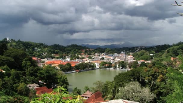 Vista para a parte histórica da cidade com nuvens baixas em Kandy, Sri Lanka . — Vídeo de Stock