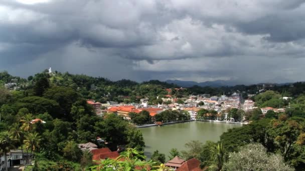 Vista para a parte histórica da cidade com nuvens baixas em Kandy, Sri Lanka . — Vídeo de Stock